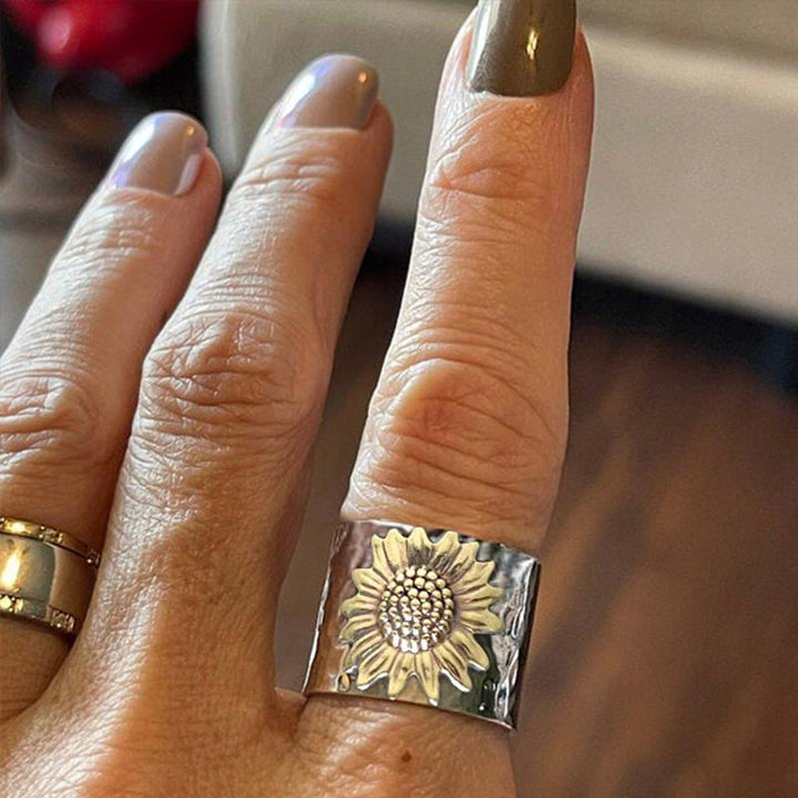 "Gyllene solros bredband ring för dam, elegant design, solrosmotiv, accessoar för alla tillfällen, bred form."