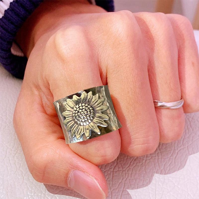 "Gyllene solros bredband ring för dam, elegant design, solrosmotiv, accessoar för alla tillfällen, bred form."