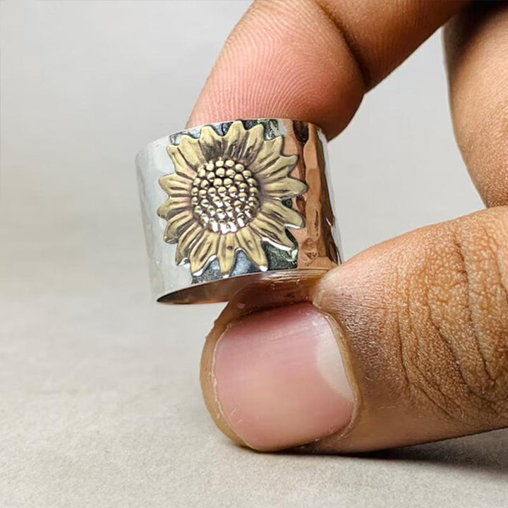 "Gyllene solros bredband ring för dam, elegant design, solrosmotiv, accessoar för alla tillfällen, bred form."
