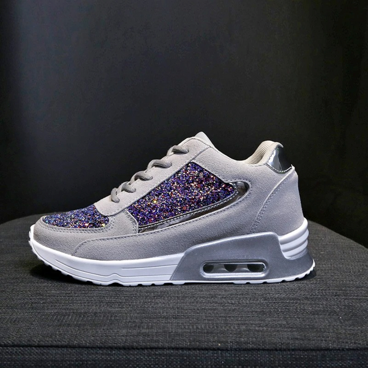 Guldiga ortopediska höga damsneakers. Fotvänliga och stilrena för en trendig vardagslook.