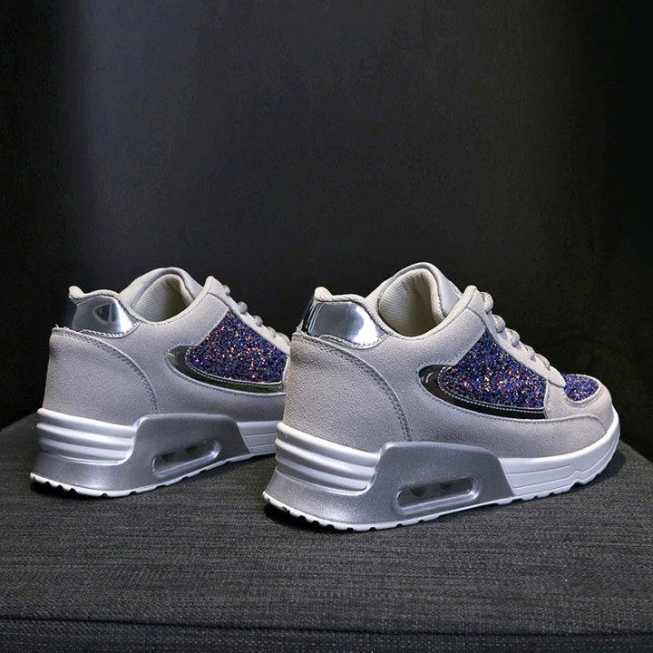 Stilrena höga damsneakers med ortopediskt stöd. Bekväma vardagsskor för optimal fotkomfort.