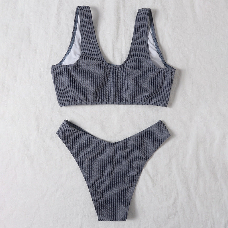 Dam bikini-set med ribbad textur, högmidjade trosor och modern croppad överdel. Somriga badkläder.