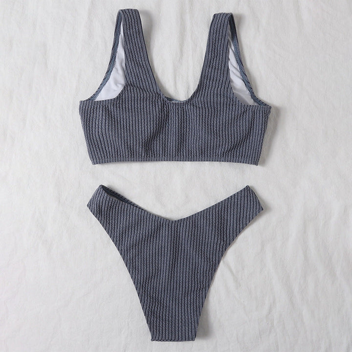 Dam bikini-set med ribbad textur, högmidjade trosor och modern croppad överdel. Somriga badkläder.