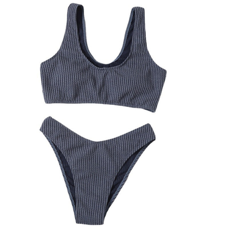 Ribbad bikini-set för dam med högmidjade underdelar och en trendig croppad topp. För sol och bad.
