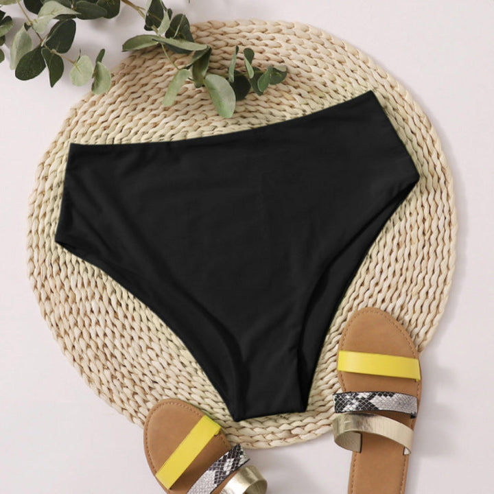 Modern högmidjad bikiniunderdel i svart för damer. Bekväma strandkläder för en avkopplande sommar.