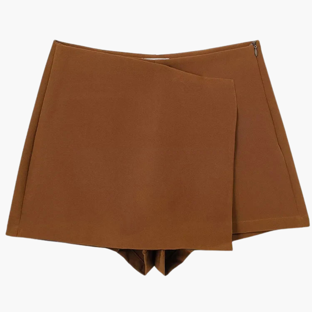 Kvinnlig sommarstil: Färgstark omlott-skort med shorts, idealisk för varma dagar och frihet.