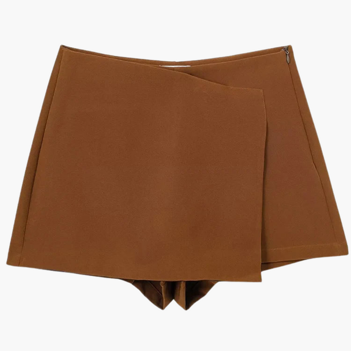 Kvinnlig sommarstil: Färgstark omlott-skort med shorts, idealisk för varma dagar och frihet.