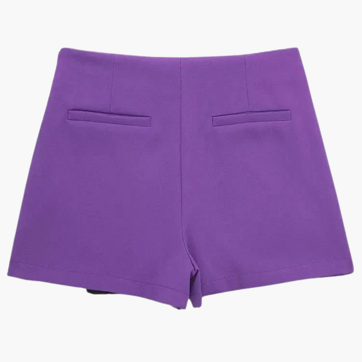 Vardagskläder: Högmidjad omlott-skort med shorts, idealisk för en aktiv sommarstil.