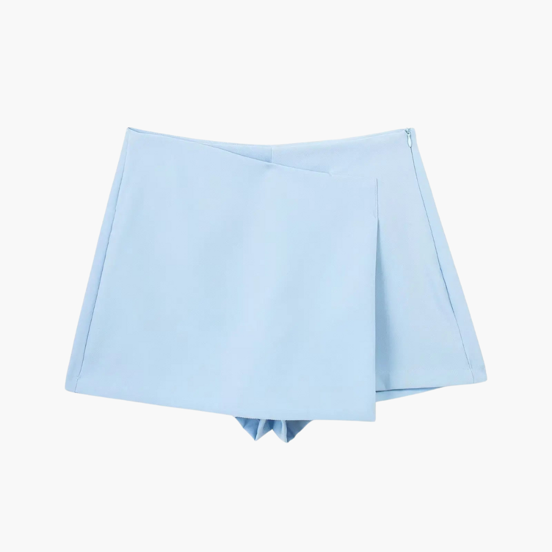 Mode: Kvinnors högmidjad skort med omlottfront, en trendig kombination av kjol och shorts.