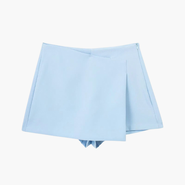 Mode: Kvinnors högmidjad skort med omlottfront, en trendig kombination av kjol och shorts.