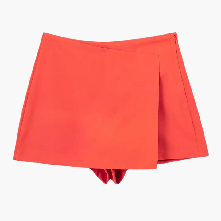Sommarredo skort: Kvinnlig omlott minikjol med shorts, färgstark och luftig design, mode.