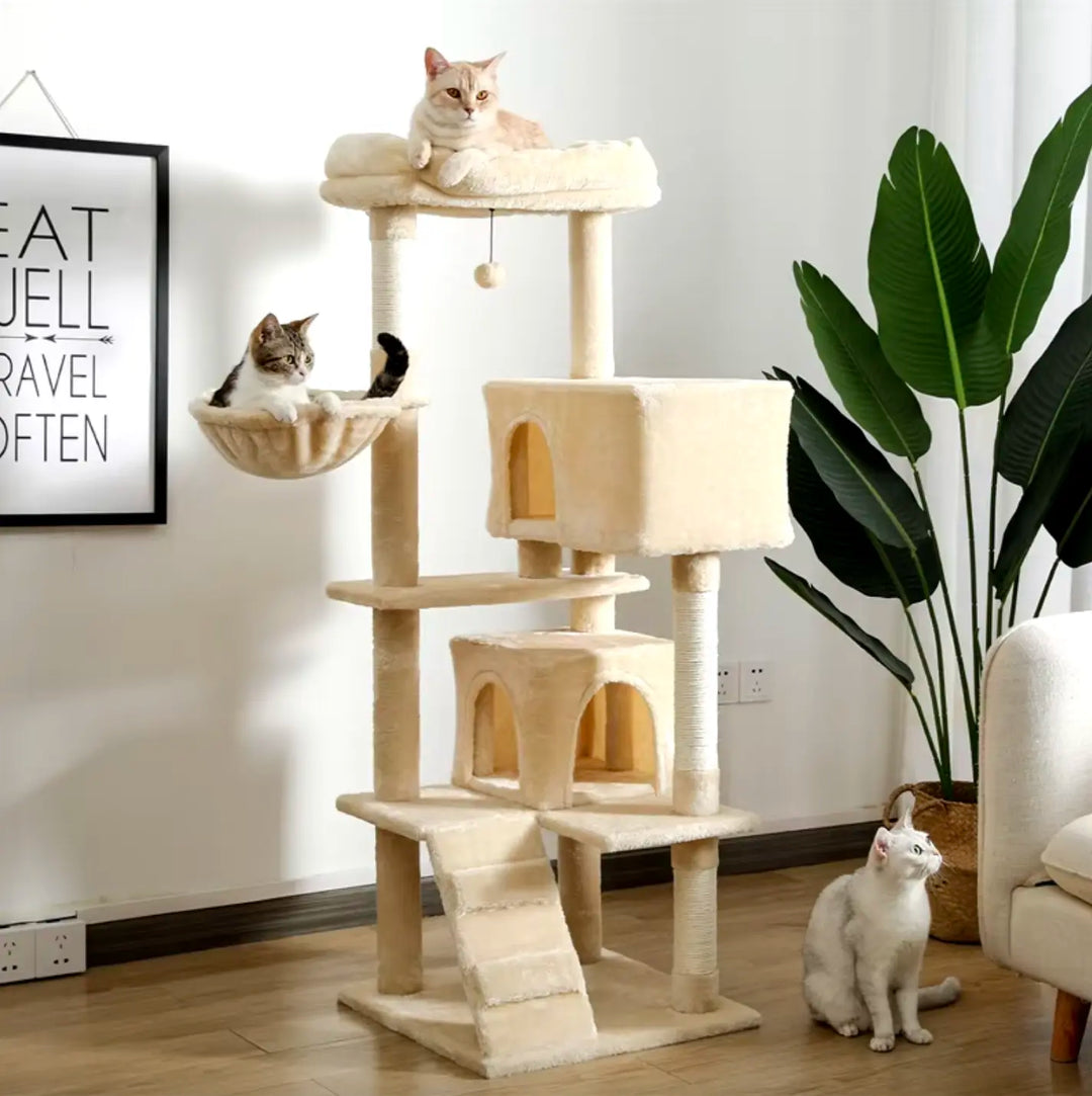 Flernivå klösträd för katt, en lekplats med utkiksplatser, koja och sisalpelare för aktivitet och avkoppling.