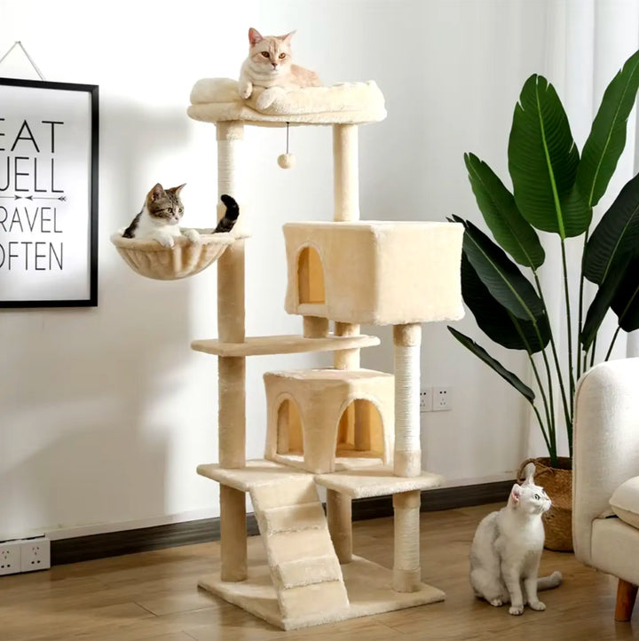 Flernivå klösträd för katt, en lekplats med utkiksplatser, koja och sisalpelare för aktivitet och avkoppling.