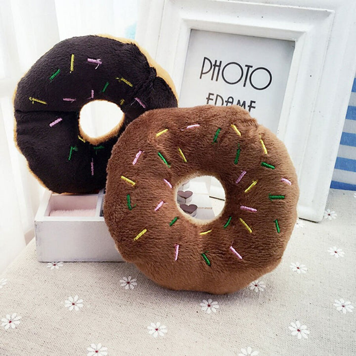 Mjuk och hållbar plysch donut hundleksak, perfekt för husdjurs lek. En rolig och interaktiv tuggleksak.