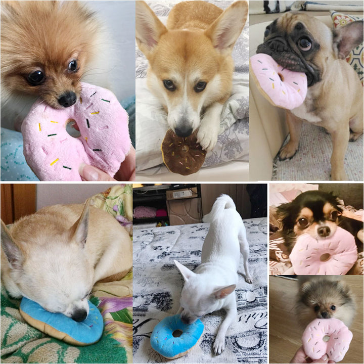 Färgglad donut hundleksak i plysch. En slitstark tuggleksak som inspirerar till aktiv lek för alla hundar.