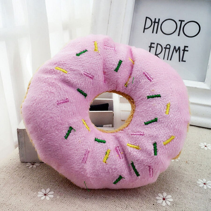 Detaljerad donut-formad hundleksak i hållbar plysch. Premium tuggleksak som uppmuntrar till timmar av lek för hunden.