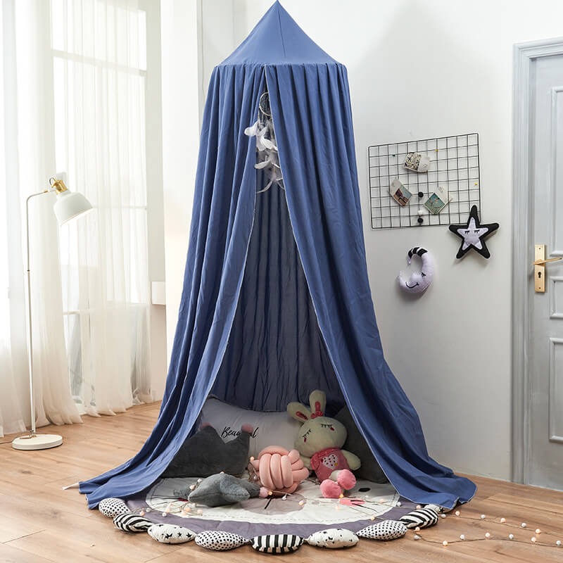 Sänghimmel som lekplats och myshörna för barn, skapar en inspirerande och trygg plats.