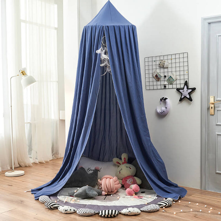Sänghimmel som lekplats och myshörna för barn, skapar en inspirerande och trygg plats.