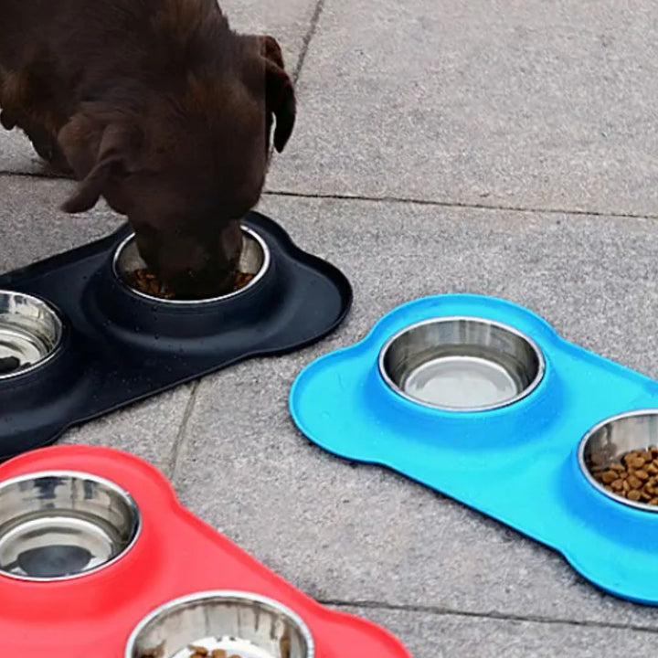 Två hundskålar i ett silikonunderlägg: en för hundmat, en för vatten. Halkfri & stabil matplats för hund.
