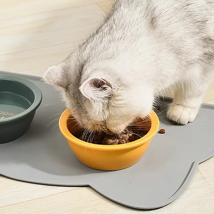 Lättrengjord halkfri kattmatta i silikon, ger en städad foderplats och minskar städbehovet för din innekatt.