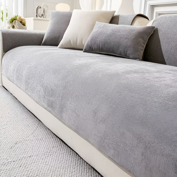Närbild av mjukt chenille sofföverdrag, framhäver den lyxiga texturen och enfärgade designen. Ett elegant möbelskydd.