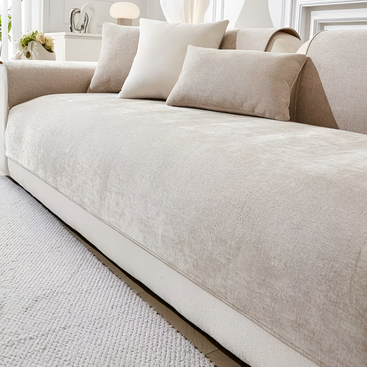 Soffa med ett snyggt, enfärgat chenille sofföverdrag som förvandlar vardagsrummet. Skyddar möbeln, heminredning.