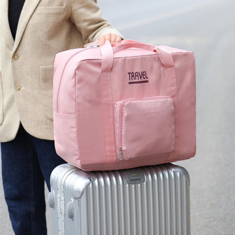 "Hållbar hopfällbar resväska i grå nylon med extra kapacitet; lätt, unisex design för resor och vardagspendling."