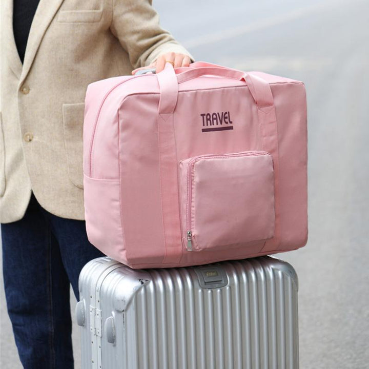 "Hållbar hopfällbar resväska i grå nylon med extra kapacitet; lätt, unisex design för resor och vardagspendling."