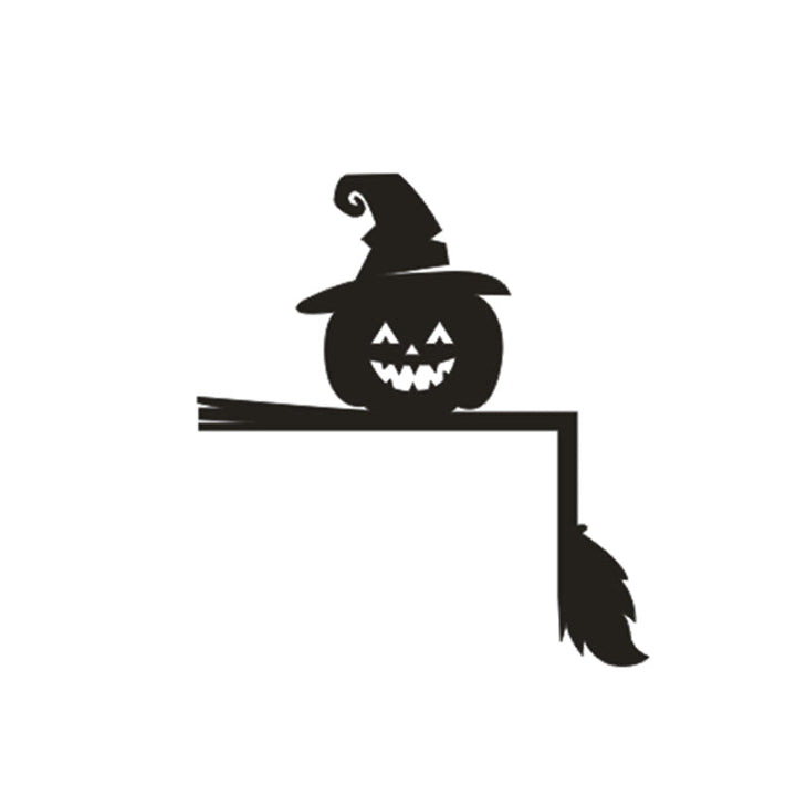 "Halloween dörrkarmdekoration av trä med häxa och spindelnät, perfekt för festlig och skrämmande heminredning."