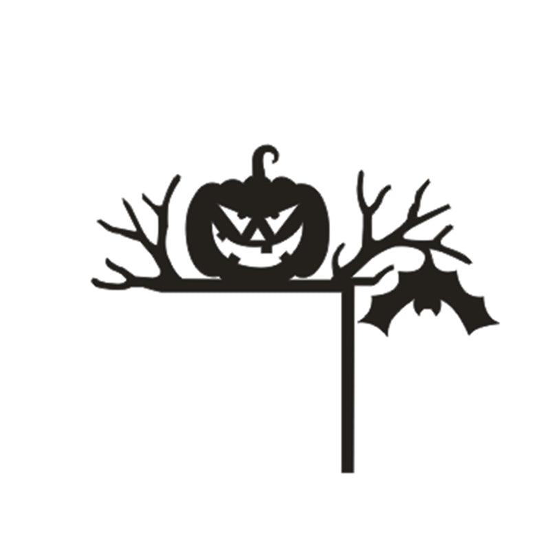 "Halloween dörrkarmdekoration av trä med häxa och spindelnät, perfekt för festlig och skrämmande heminredning."