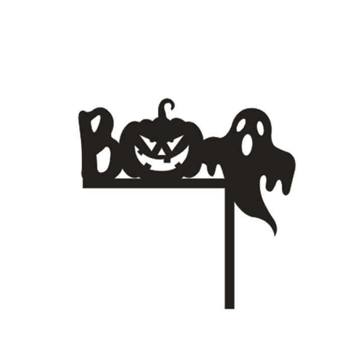 "Halloween dörrkarmdekoration av trä med häxa och spindelnät, perfekt för festlig och skrämmande heminredning."