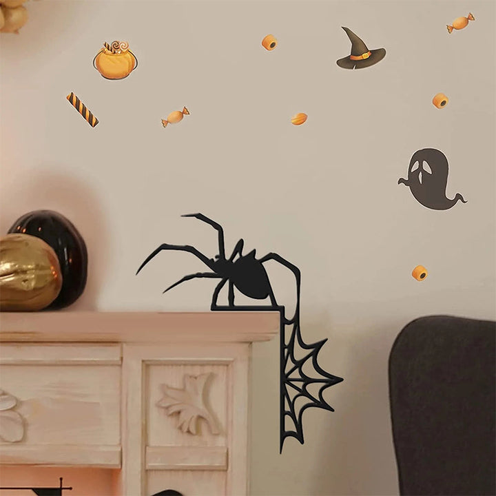 "Halloween dörrkarmdekoration av trä med häxa och spindelnät, perfekt för festlig och skrämmande heminredning."
