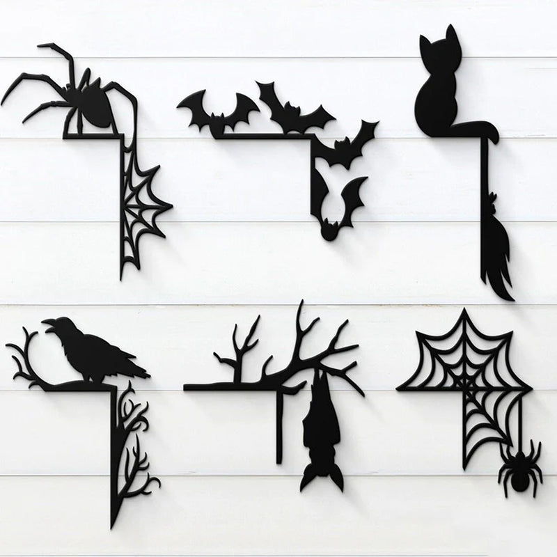 "Halloween dörrkarmdekoration av trä med häxa och spindelnät, perfekt för festlig och skrämmande heminredning."