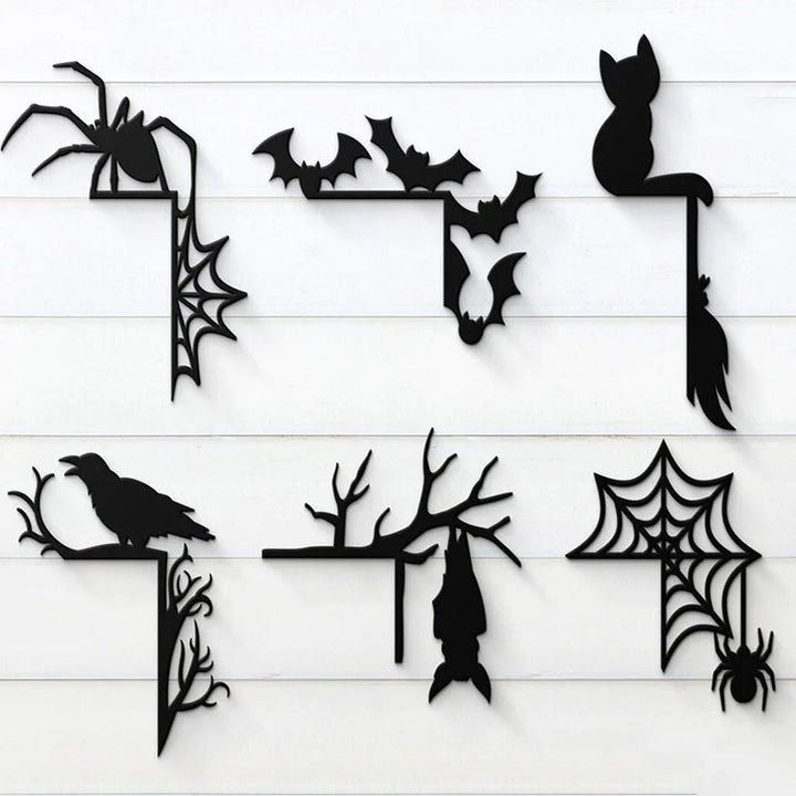 "Halloween dörrkarmdekoration av trä med häxa och spindelnät, perfekt för festlig och skrämmande heminredning."