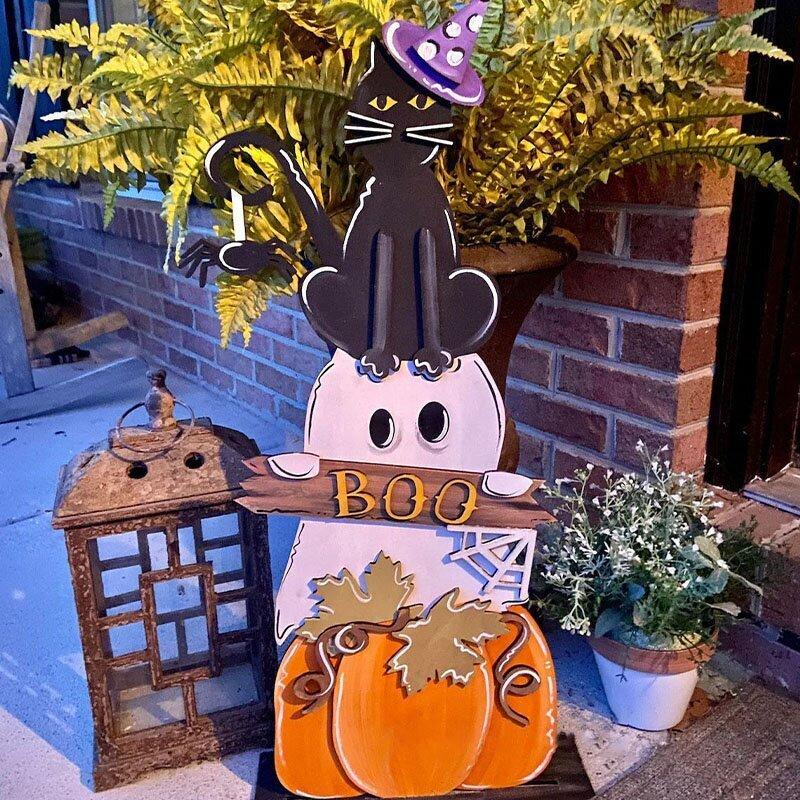 Halloween trädekoration för verandan, handmålad med ett spöklikt motiv och en välkomnande atmosfär.