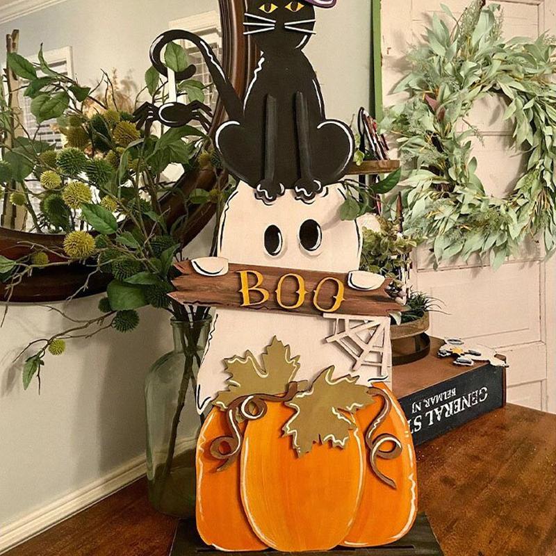Halloween trädekoration för verandan, handmålad med ett spöklikt motiv och en välkomnande atmosfär.