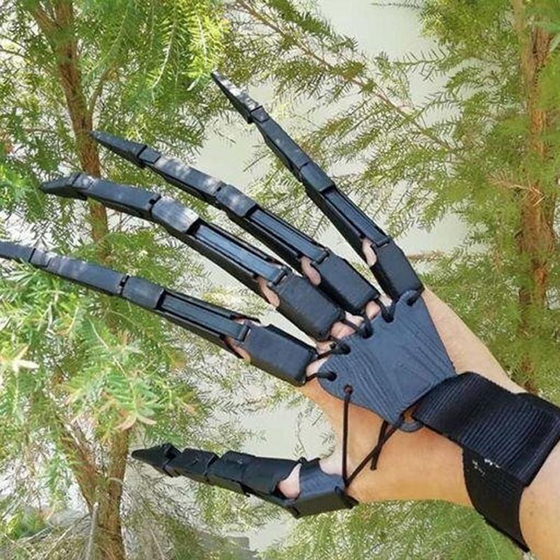 "Halloweenledade fingrar: realistiska, detaljerade fingrar med långa naglar, perfekt som kuslig dekoration eller kostymtillbe