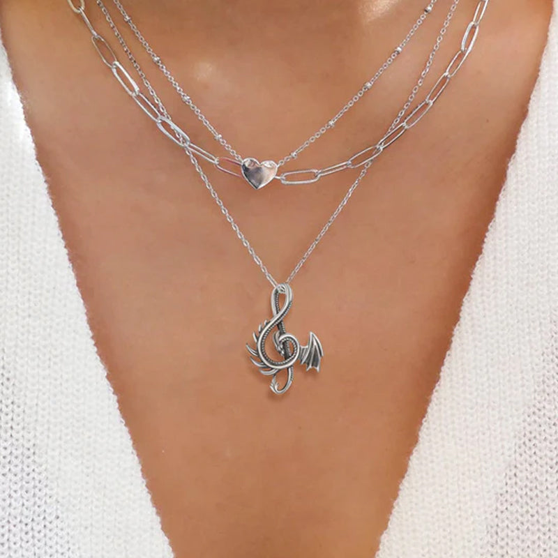 "Halsband med drakdesign i legering, detaljerad och elegant för både vardag och fest, symboliserar styrka och visdom."