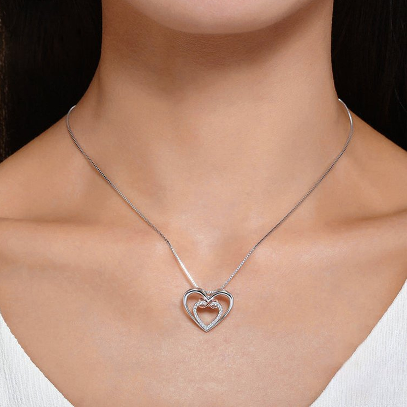 "Halsband med evighetshjärta i vitguld och roséguld för kvinnor, elegant och tidlös design för speciella tillfällen."