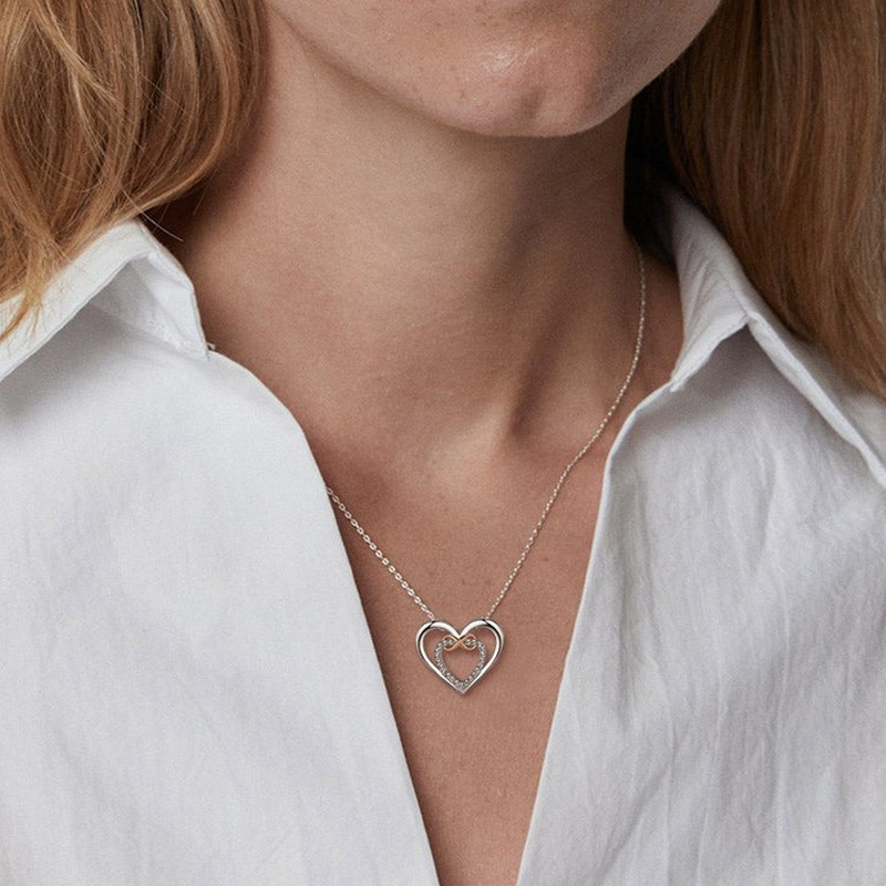 "Halsband med evighetshjärta i vitguld och roséguld för kvinnor, elegant och tidlös design för speciella tillfällen."