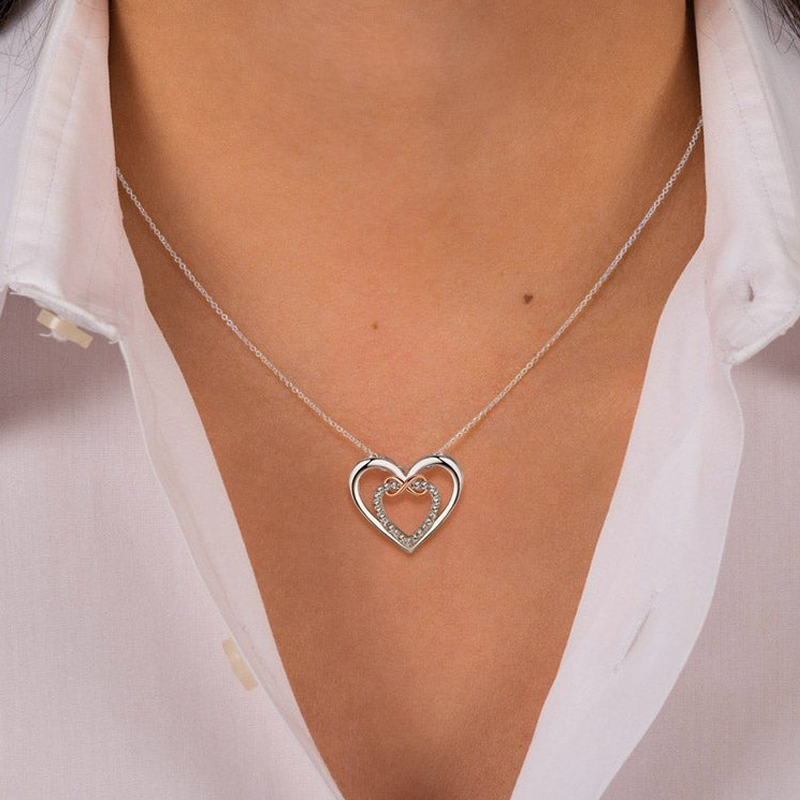 "Halsband med evighetshjärta i vitguld och roséguld för kvinnor, elegant och tidlös design för speciella tillfällen."