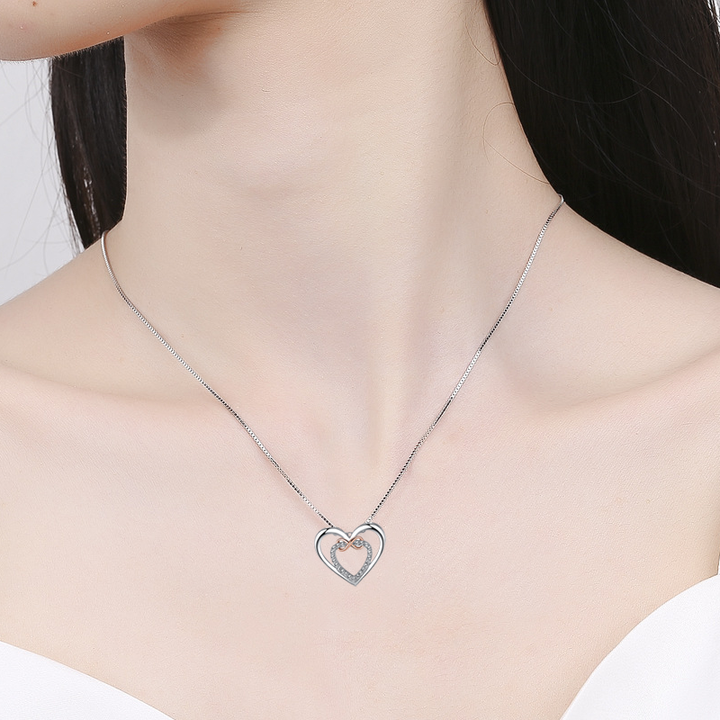"Halsband med evighetshjärta i vitguld och roséguld för kvinnor, elegant och tidlös design för speciella tillfällen."