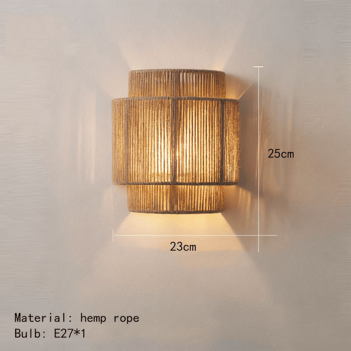 Hampavägglampa i boho-stil. Handgjord, rotting och hampa.  Mjukt, varmt ljus.