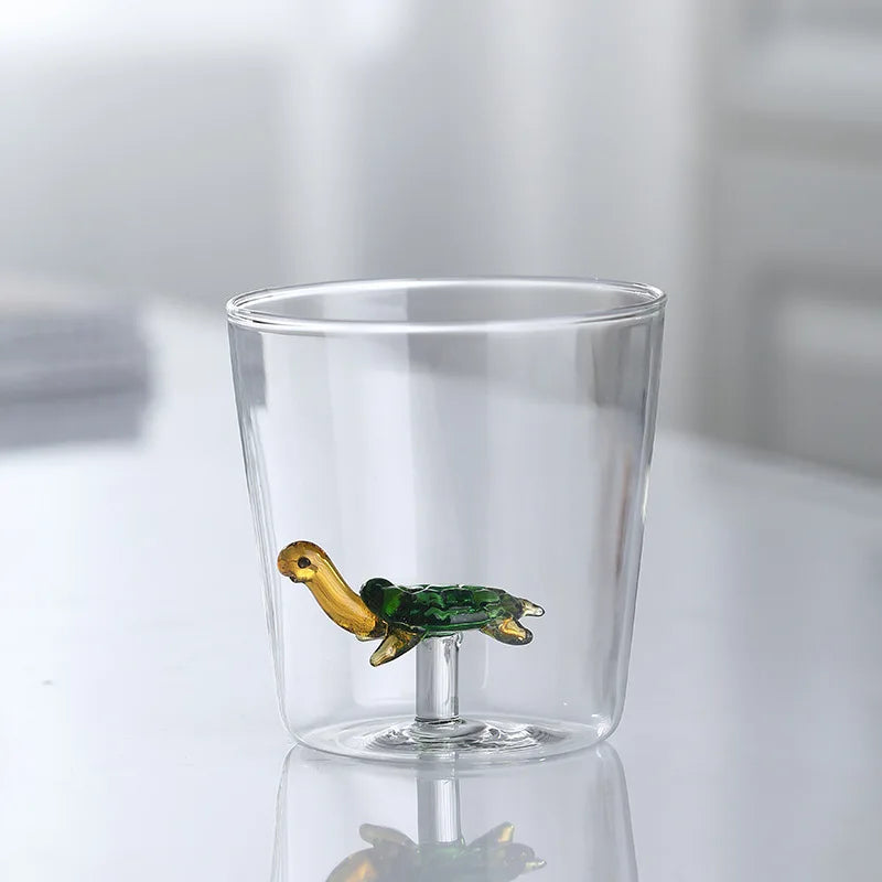 Konstnärlig 3D-glasmugg med unik handgjord djur- & växtdesign. Ett vackert dryckesglas.
