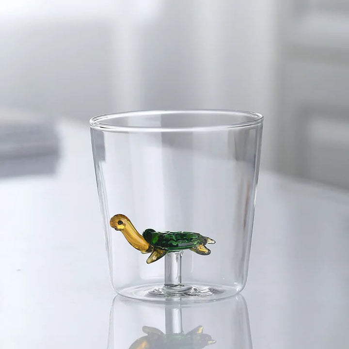 Konstnärlig 3D-glasmugg med unik handgjord djur- & växtdesign. Ett vackert dryckesglas.