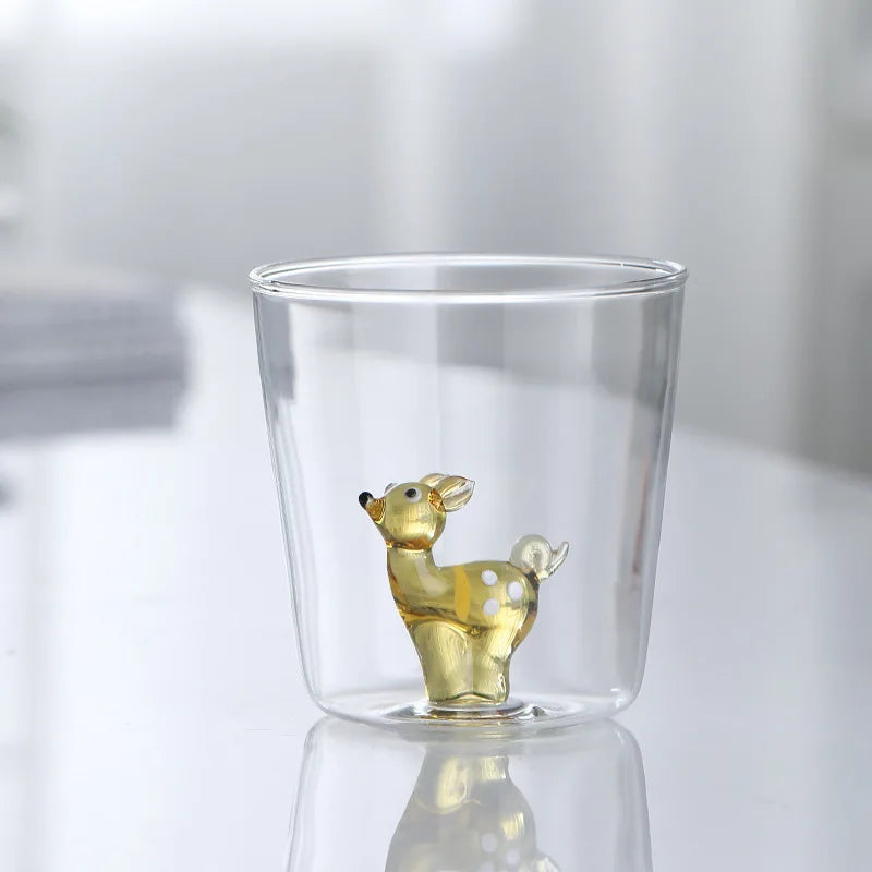 Detaljerad närbild av handgjord 3D-glasmugg som visar vackert växtmotiv.
