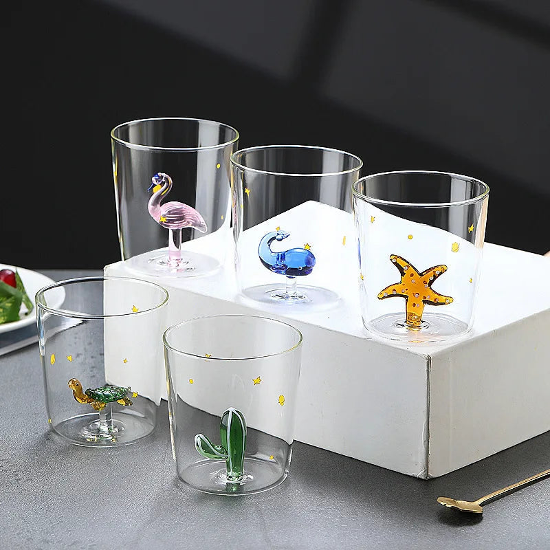 Elegant 3D-glasmugg med vacker växtdesign. Handgjord tekopp, perfekt för unika dryckesstunder.