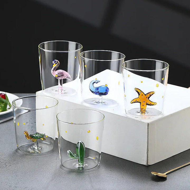 Elegant 3D-glasmugg med vacker växtdesign. Handgjord tekopp, perfekt för unika dryckesstunder.