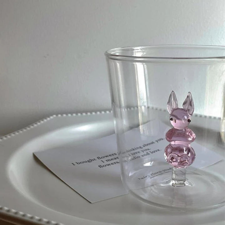 Detaljerad handgjord 3D-glasmugg. Konstnärligt djur- & växtmönster gör denna mugg unik.