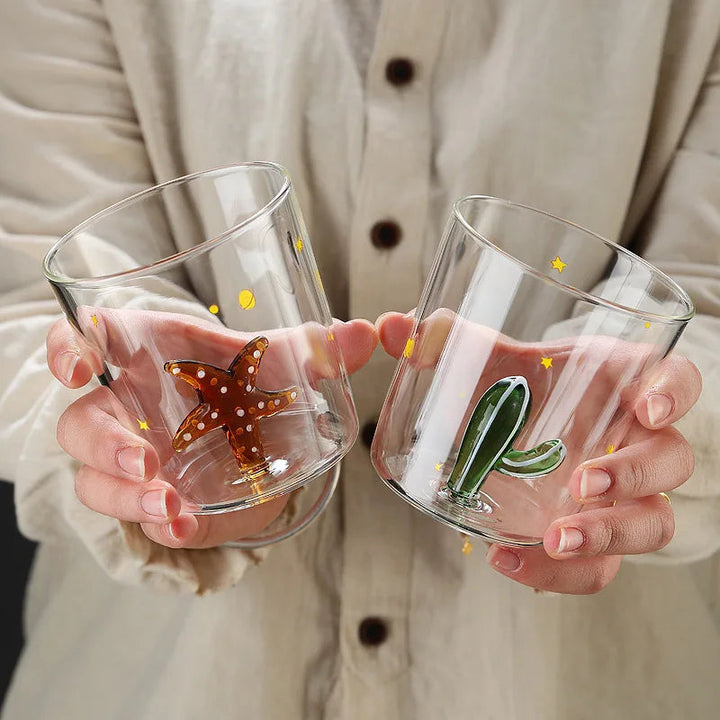 Unik kaffemugg i glas med handgjord 3D-djurdesign. En kreativ presentidé för kaffeälskare.